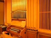 Chapelle St-Pierre, l'orgue Kuhn en tribune (1957). Cliché personnel