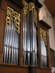 La Montre et les dorures de cet orgue de choeur. Cliché personnel