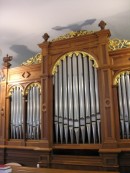 Vue du buffet de l'orgue Goll de Pleigne (en tribune). Cliché personnel (2006)