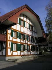 Maisons bernoises caractéristiques, vers l'église de Kerzers. Cliché personnel