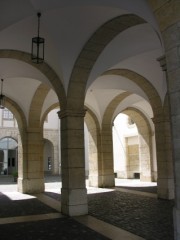 Les arcades de l'Hôtel des Halles à Porrentruy. Cliché personnel