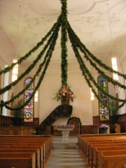 Nef de la Stadtkirche avec son décor surabondant de la Fête de la Jeunesse. Cliché personnel (14.07.2007)