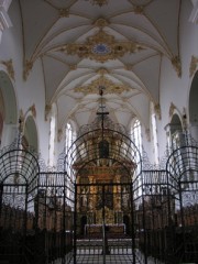 Vue du choeur de la Basilique avec la belle grille en ferronnerie. Cliché personnel