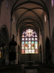 Nef de l'église St-Maurice avec son choeur plat et un grand vitrail. Cliché personnel