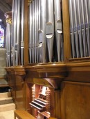 La façade du Grand Orgue Ayer (1995) en tribune à la Collégiale de Romont. Cliché personnel (juillet 2007)