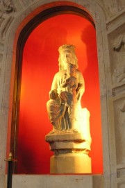 Notre-Dame du Portail, statue autrefois polychrome, datant de la fin du 13ème s. Cliché personnel