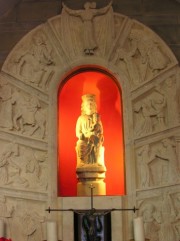 Autre vue de cette statue de Notre-Dame du Portail (fin du 13ème s.). Cliché personnel