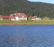 Lac des Taillères et fermes. Cliché personnel