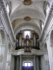 Vue de la nef et du Grand Orgue depuis la croisée du transept. Cliché personnel