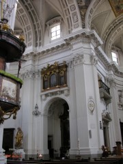 Perspective depuis la nef sur la chaire et l'orgue de choeur nord (actif). Cliché personnel
