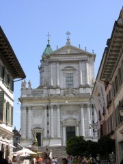 Façade de la Cathédrale St-Ours depuis le porche de l'église des Jésuites. Cliché personnel