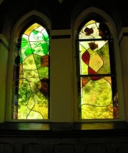 Chapelle de l'Ermitage, vitraux de D. Goetsch et de paroissiens. Cliché personnel