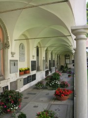 Vue partielle de la galerie des tombes entourant la Hofkirche (date de 1641). Cliché personnel