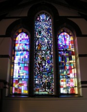 Chapelle de l'Ermitage, les 3 vitraux en ouest (au centre, celui de Alan Summer, Australie, 1978). Cliché personnel