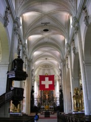 Perspective de la nef centrale depuis l'entrée (le drapeau rappelle que nous sommes à la Fête nationale suisse). Cliché personnel