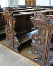 Détails des sculptures des bancs dans la nef (datent de 1638). Cliché personnel
