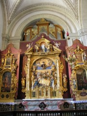 Photo de l'orgue de choeur et du précieux autel de la Vierge sur son lit de mort (autel: vers 1500. Orgue: 1844). Cliché personnel