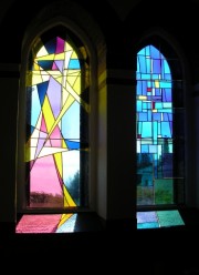 Chapelle de l'Ermitage, vitraux de D. Goetsch et de paroissiens. Cliché personnel