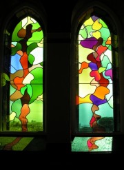 Chapelle de l'Ermitage, vitraux de D. Goetsch et de paroissiens. Cliché personnel