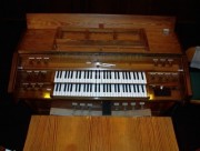 Les claviers et la console de l'instrument. Cliché de M. Berridge