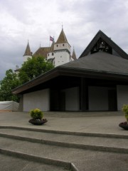 Eglise catholique de Nyon avec vue sur le château à l'arrière-plan. Cliché personnel (juin 2006)