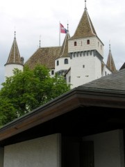 Autre vue de cette église catholique avec le château. Cliché personnel