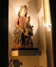 Statue de la Vierge dans la Crypte de l'église catholique romaine de Bienne. Cliché personnel