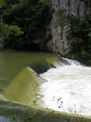 En amont de Goumois: le Doubs en crue suite aux pluies dévastatrices d'août 2007 en Suisse. Cliché personnel (août 2007)