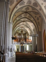 Perspective de la nef grandiose avec le Grand Orgue au fond. Cliché personnel