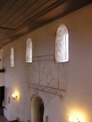 Vue du mur sud de la nef avec les traces de peintures murales de la fin du gothique. Cliché personnel