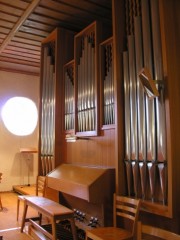 Vue de la façade du Grand Orgue en tribune avec la console. Cliché personnel