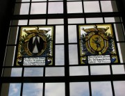 Vue de vitraux à caractère héraldique dans le choeur (tout début du 18ème s.). Cliché personnel