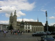 Le Grossmünster de Zürich, et devant, la Wasserkirche. Cliché personnel (août 2007)