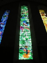 Une dernière échappée sur les vitraux du choeur (Chagall). Cliché personnel