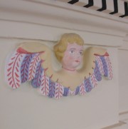 Un des nombreux angelots baroques qui ornent le haut de la nef. Cliché personnel