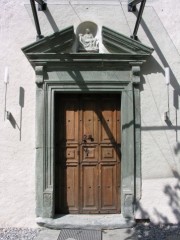 Une porte extérieure en marbre de St-Triphon. Cliché personnel