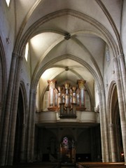 Vue d'ensemble de la nef et du Grand Orgue Füglister. Cathédrale de Sion. Cliché personnel