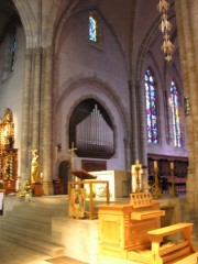 Vue de l'entrée du choeur: au fond l'ancien orgue Kuhn désaffecté. Au premier plan, le petit orgue A. Studer. Cliché personnel