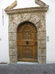 Une autre porte Renaissance en vieille ville de Sion. Cliché personnel