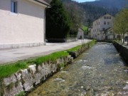 Le petit cours d'eau, le Buttes, aux eaux claires au printemps. Ce ruisseau traverse Fleurier. Cliché personnel