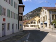 Une vue dans le village de Fleurier, près du temple. Cliché personnel