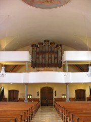 Vue intérieure de la nef, depuis le choeur, en direction des tribunes et du Grand Orgue Kuhn. Cliché personnel