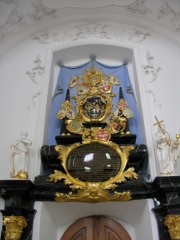 Détail baroque au-dessus de la porte sud du second transept. Cliché personnel