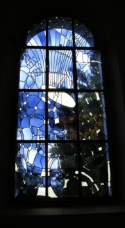 Autre vitrail dans la nef au sud. Cliché personnel
