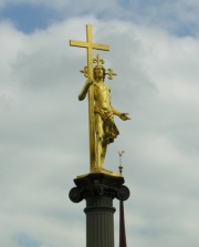 Statue complètement dorée dressée devant la Collégiale. Cliché personnel