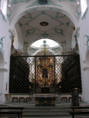 Vue du choeur avec la grille de choeur baroque. Cliché personnel