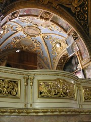 Vue partielle de la console et du Positif de l'orgue (1961), dans la galerie sud. Cliché personnel