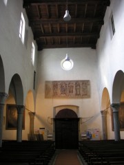 Vue de la nef en direction de l'entrée principale (bandeau de fresques de la fin du 15ème s.). Cliché personnel