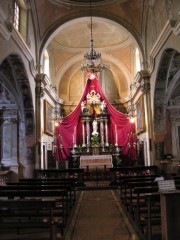 Vue de la nef de l'église Santa-Maria en direction du choeur et du maître-autel. Cliché personnel