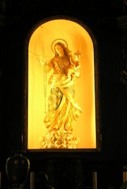 Statue de la Vierge à l'Enfant dans une chapelle. Cliché personnel